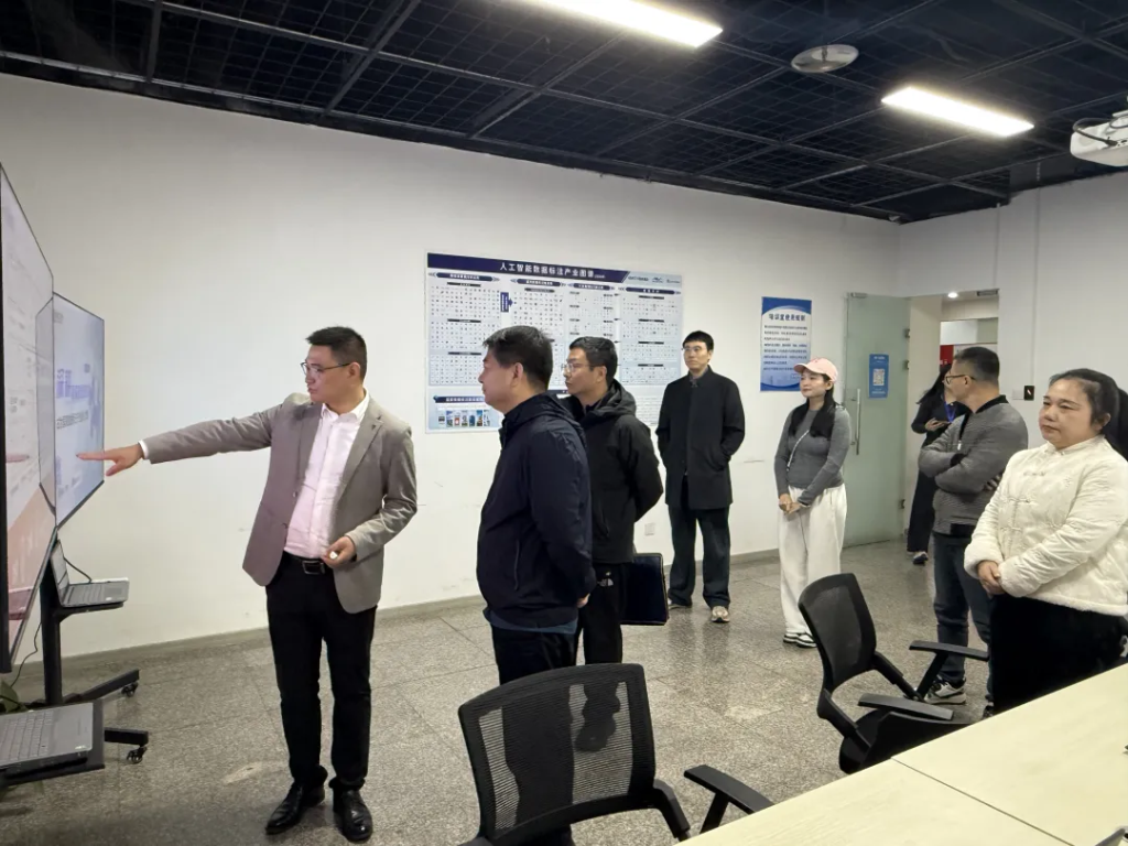 陕西省数据和政务服务局局长刘凯莅临淘丁参观交流，共话数据产业高质量发展新路径插图