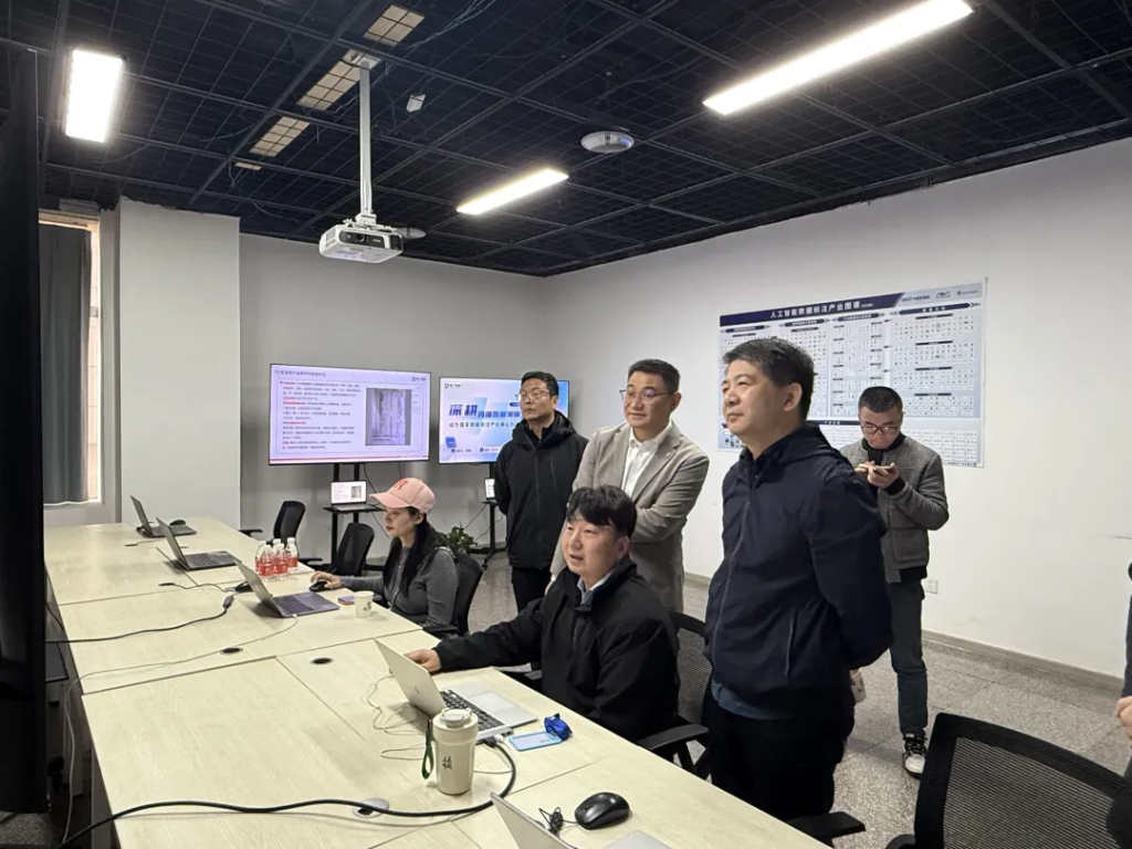 陕西省数据和政务服务局局长刘凯莅临淘丁参观交流，共话数据产业高质量发展新路径插图1