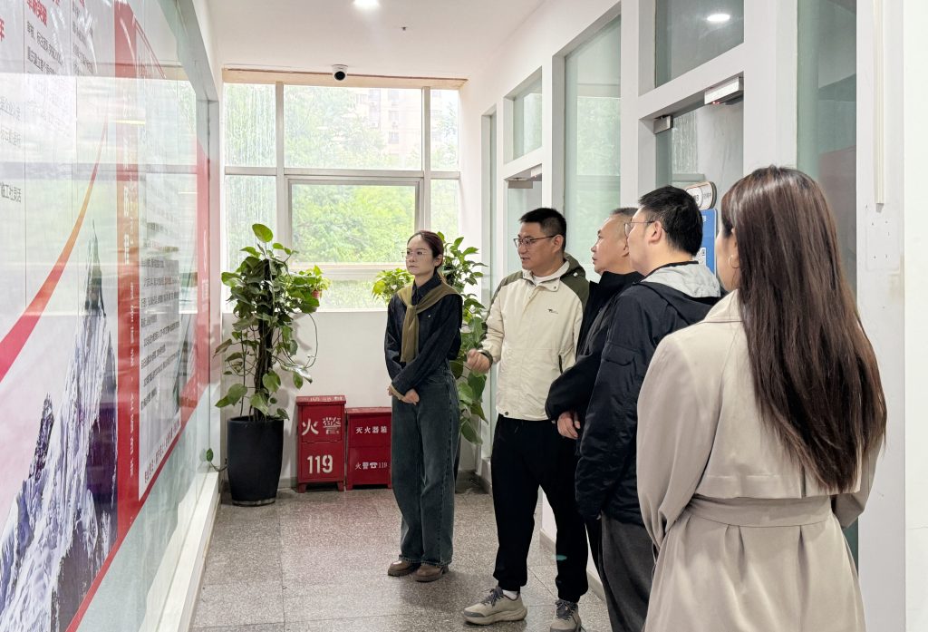 西安市数据局数字科技和基础设施处处长马铁兵一行莅临淘丁数科参观调研插图