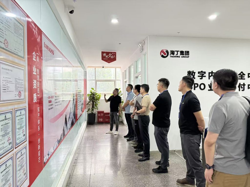 重庆市渝中区政府副区长薛俨一行莅临淘丁数科参观交流插图 重庆市渝中区政府副区长薛俨一行莅临淘丁数科参观交流插图