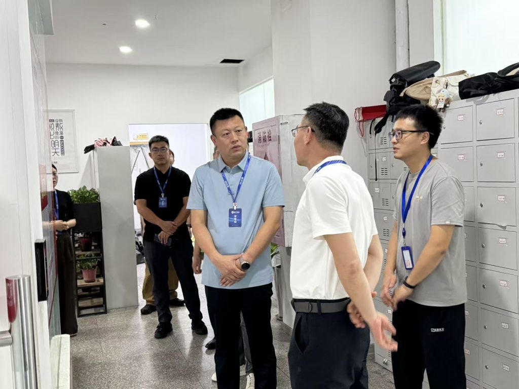 重庆市渝中区政府副区长薛俨一行莅临淘丁数科参观交流插图1 重庆市渝中区政府副区长薛俨一行莅临淘丁数科参观交流插图1