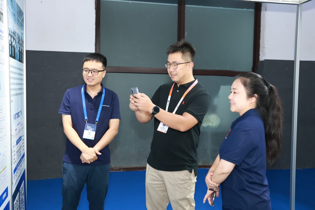2026数博会 | 陕西省数据和政务服务局局长刘凯莅临淘丁数科展位指导工作插图2 2026数博会 | 陕西省数据和政务服务局局长刘凯莅临淘丁数科展位指导工作插图2