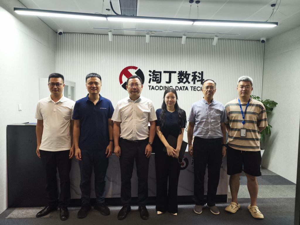 重庆市铜梁区区委常委、区政府副区长任洪涛一行莅临淘丁数科参观交流插图2 重庆市铜梁区区委常委、区政府副区长任洪涛一行莅临淘丁数科参观交流插图2